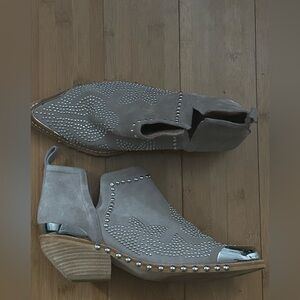 Jeffrey Campbell Suede Oxnard St booties.
Size 7.5